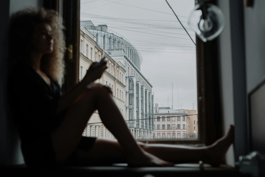 Frau vor einem Fenster